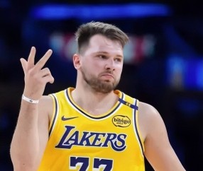 火博娱乐 -包含太狠了！东契奇爆冷击败独行侠集结日瓦伦西亚造点机会，赛前费耶诺德备战中超的词条